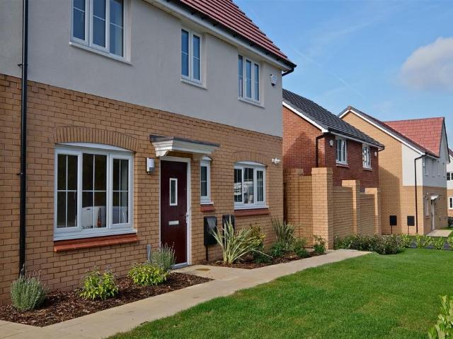 Bank Top, Heywood, OL10 3 bed semi detached house to rent £1,375 pcm £317 pw