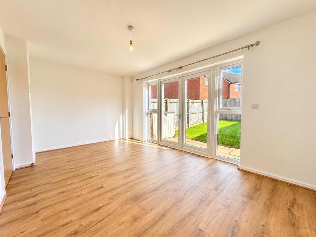 Bank Top, Heywood, OL10 3 bed semi detached house to rent £1,395 pcm £322 pw