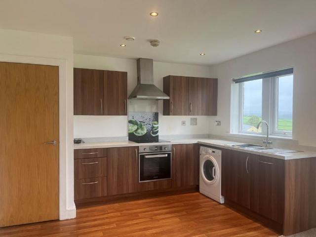 Bank Top, Southowram, Halifax, HX3 9NG 2 bed apartment to rent £750 pcm £173 pw