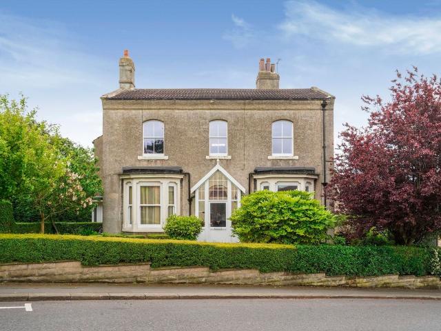 Bank View, Chapel Allerton LS7, 3 bed flat to rent, £1,400 pcm | PrimeLocation