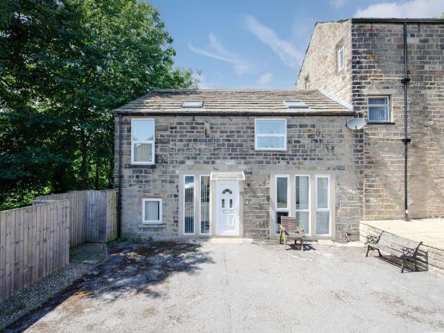 Banks Lane, Riddlesden, Keighley, West Yorkshire BD20, 3 bed terraced house to rent, £950 pcm | PrimeLocation