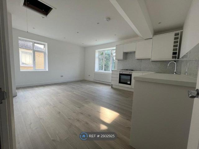 Banstead Road, Caterham CR3, 3 bed flat to rent, £1,750 pcm | PrimeLocation