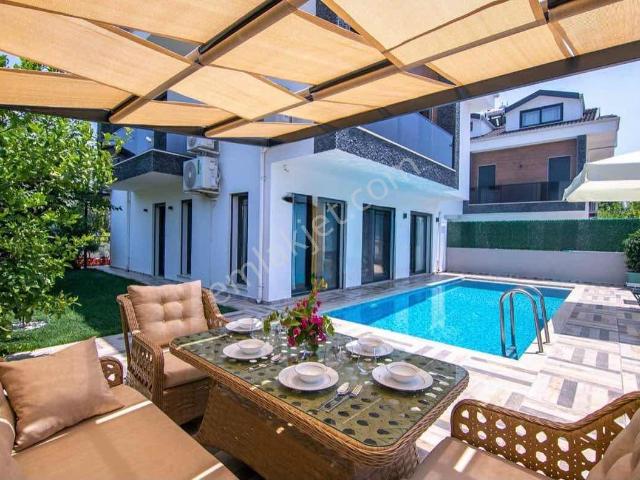 Babataşı Mah'de 4+1 Müstakil Havuzlu Lüks Villa