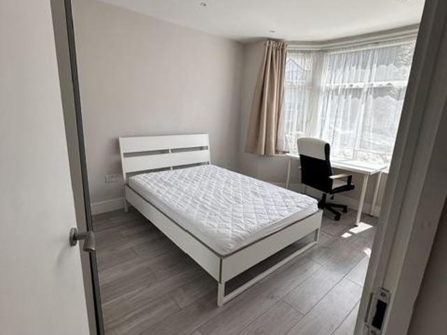 Babington Road, London NW4 Bedsit to rent £1,150 pcm £265 pw