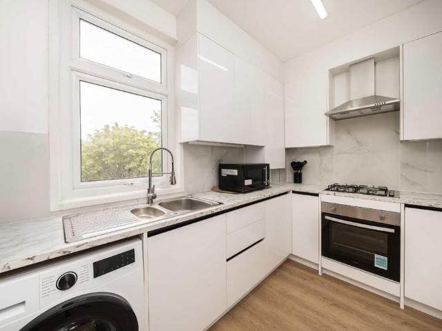Babington Road, London SW16 2 bed flat to rent £2,250 pcm £519 pw