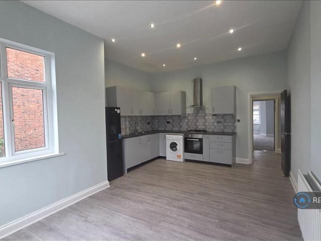 Babington Road, London, SW16 3 bed flat to rent £2,450 pcm £565 pw