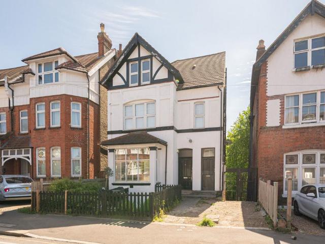 Babington Road, Streatham, London, SW16 2 bed flat to rent £2,250 pcm £519 pw