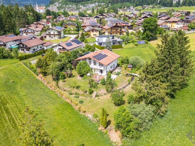 Bach, Biotop und viel Natur: Einfamilienhaus mit Einliegerwohnung und Erweiterungspotenzial in Adnet