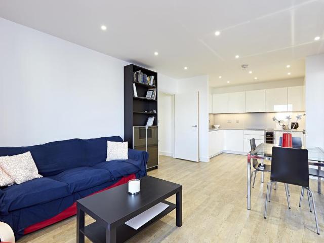 Bach House, 62 Wandsworth Road. 2 bed apartment to rent £3,500 pcm £808 pw