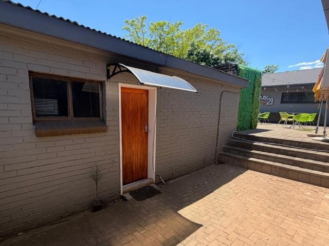 Bachelor to Rent in Dan Pienaar