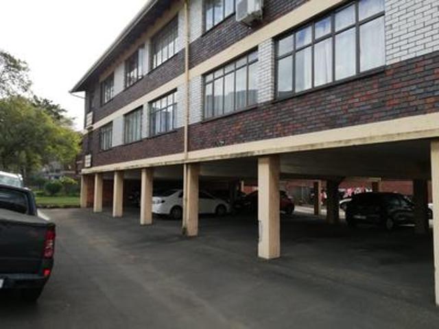 bachelor unit in prime central locat.