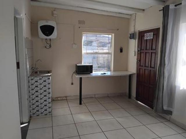 bachelor unit to rent in malvern east