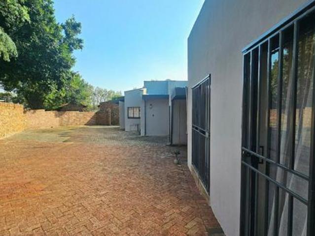 Bachelor apartment in Constantia Park