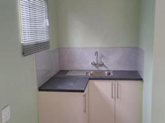 Bachelor apartment in Crystal Park