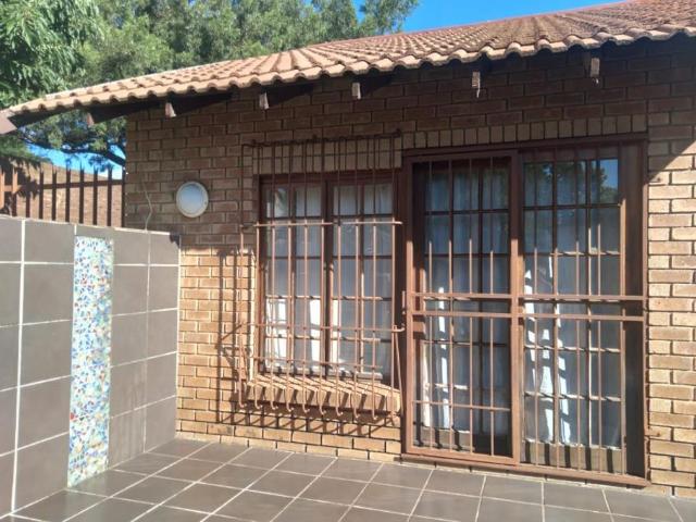 Bachelor apartment in Douglasdale