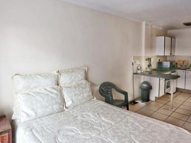 Bachelor apartment in Die Hoewes