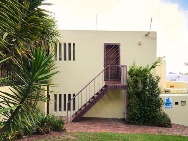 Bachelor apartment in Floracliffe