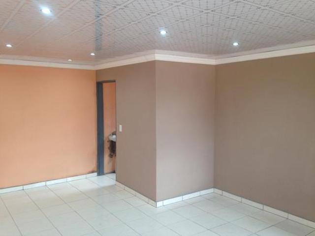 Bachelor apartment in Soshanguve Dd