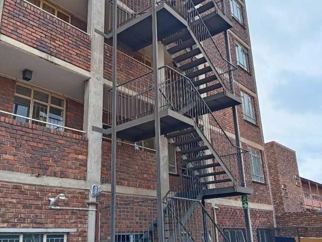 BACHELOR APARTMENT IN WOLMER: PRETORIA NORTH AVAILABLE IMMEDIATELY