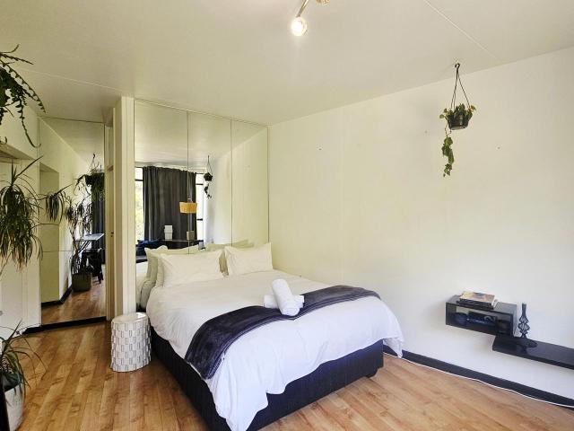 Bachelor Apartment to rent in Vredehoek, Cape Town