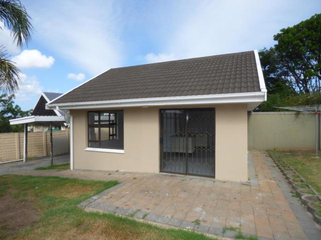 Bachelor apartment to rent in Beacon Bay