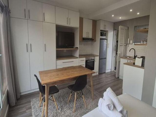 Bachelor Apartment to rent in Green Point, Cape Town