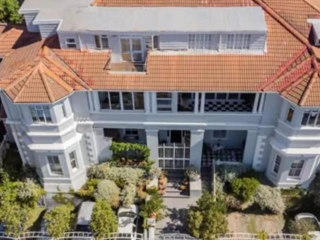 Bachelor Apartment to rent in Green Point, Cape Town