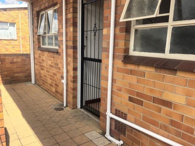 Bachelor apartment to rent in Selection Park