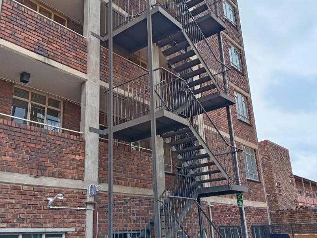 BACHELOR FLAT AVAILABLE IN PRETORIA NORTH: IMMEDIATELY