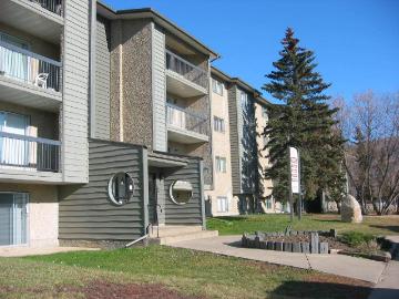 Bachelor in 9814 77 Ave Peace River, AB T8S 1B7