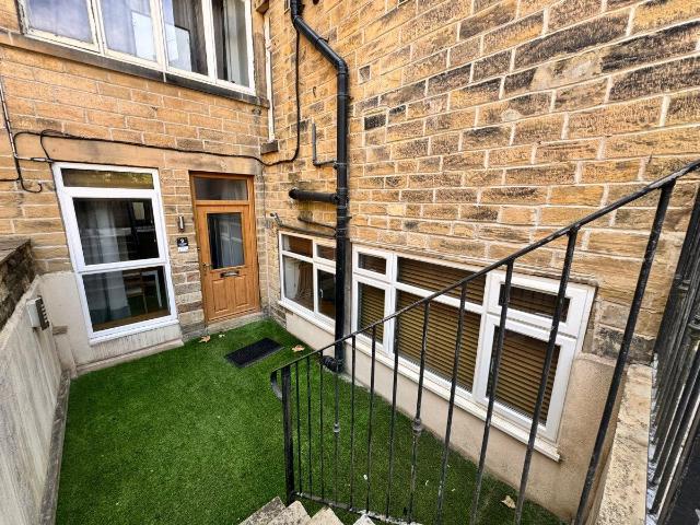 Back Burton Crescent, Headingley, Leeds LS6, 2 bed flat to rent, £1,500 pcm | PrimeLocation