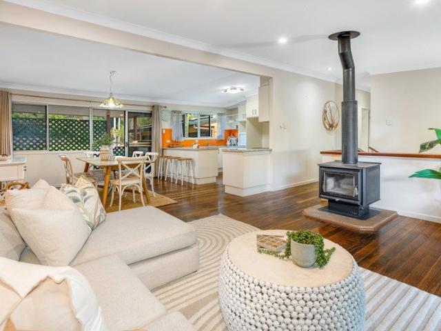 BACKING JINDALEE STATE SCHOOL | RENOVATED FAMILY HOME