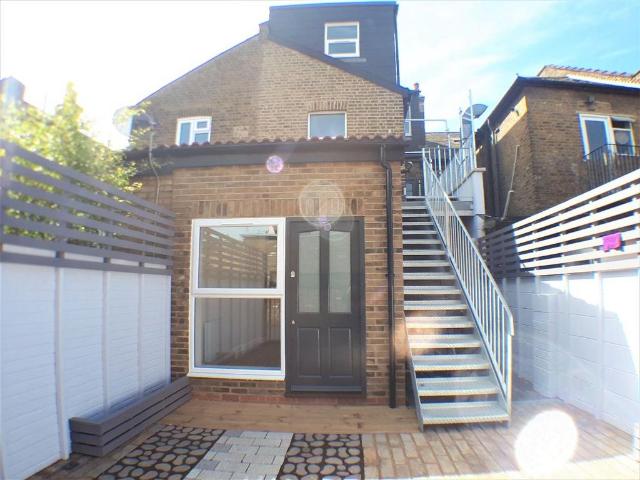 Backwater Place, Kingston Upon. 1 bed flat to rent £1,550 pcm £358 pw