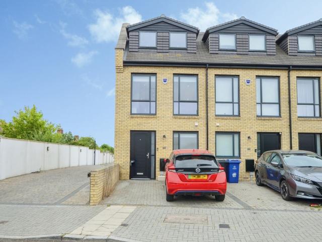 Bacon Lane, Edgware HA8, 4 bed end terrace house to rent, £3,500 pcm | PrimeLocation