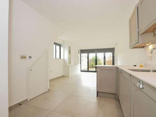 Bacon Lane, Edgware, HA8