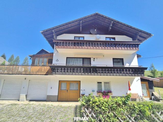 Bad Aussee: Ein, Zweifamilienhaus mit 2 Balkonen, Terrasse, 3 Garagen, Gartenhütte