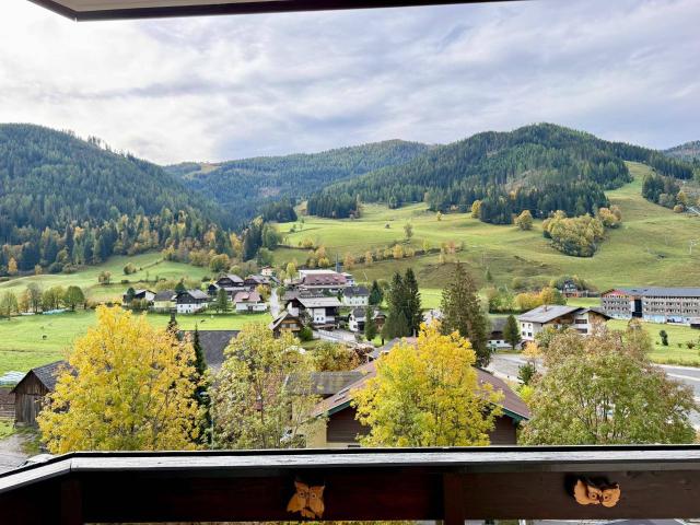 Bad Kleinkirchheim, Bestlage gegenüber Kaiserburg und Roemertherme, schoene Wohnung mit 2 Schlafzimmer, grosser Balkon. Lift und Garagenplatz