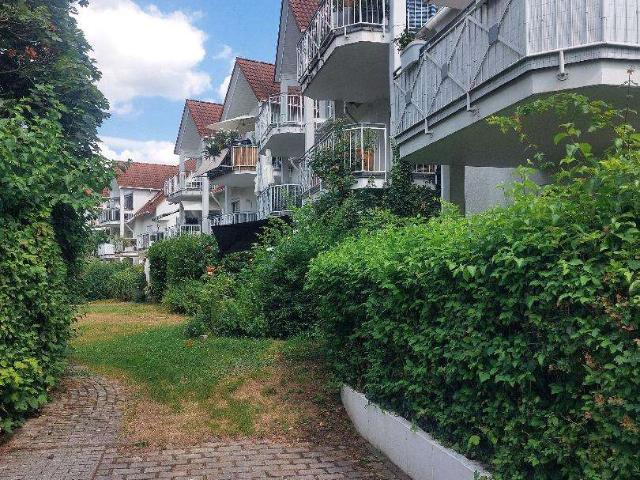 BAD HOMBURG OBER ESCHBACH: Sehr schöne, helle und gepflegte 2 ZW mit Balkon in kleiner Liegenschaft