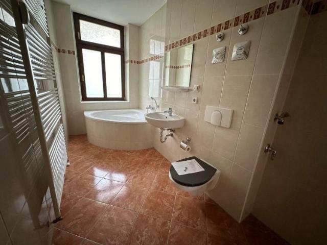 Bad mit Fenster + Eckwanne Laminat Schlafen zum Innenhof
