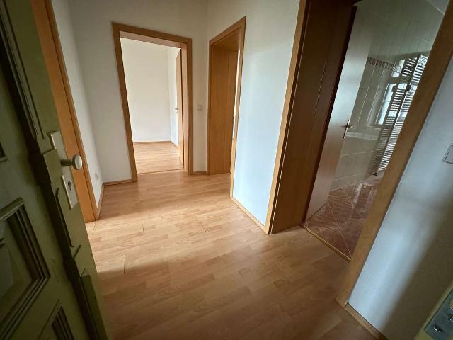 Bad mit Fenster + Eckwanne Laminat Schlafen zum Innenhof