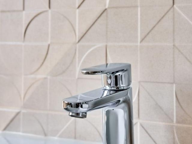 Bad mit Wanne und Dusche