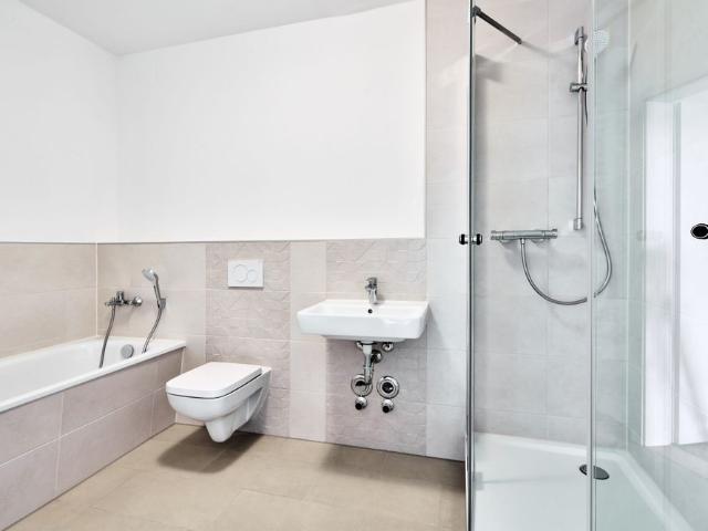 Bad mit Wanne und Dusche
