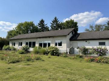 Bad Vöslau! Sanierungsbedürftiger entkernter Bungalow zum Kauf mit großem Garten!