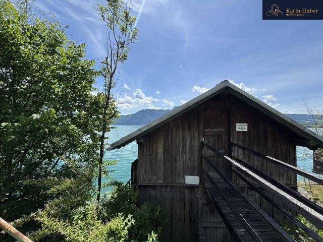 Badehütte am Eigengrund mit direktem Seezugang und Baugrundstück am Südufer des Mondsees