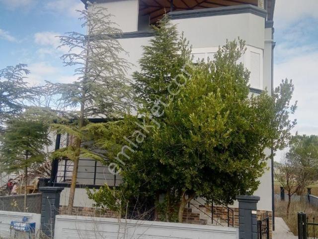 Bademağacı Merkez Yanında Yeni Tadilatlı Bodrumlu Tripleks Villa