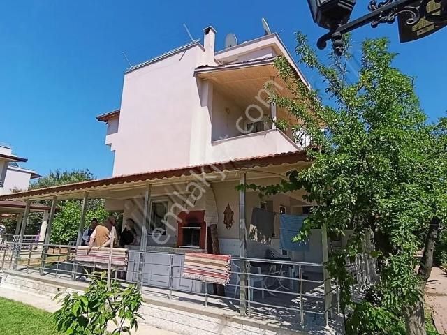 Bademli'de Denize Yakın Prestijli Sitede 3+1 Tirpleks Villa