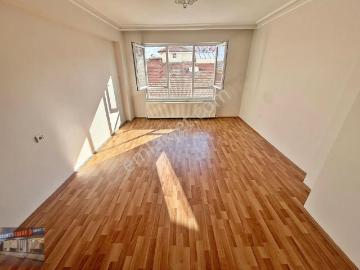 Bademlik Cadde Dibi 3.5+1 Kat Konumunda Çift Balkon Asansör'lü!