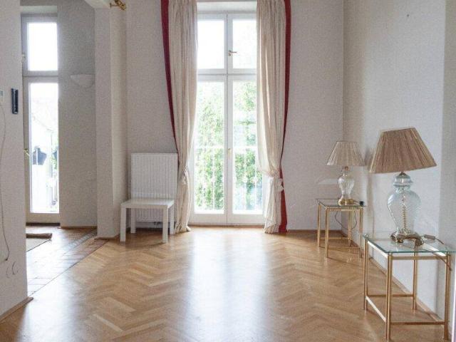 Baden bei Wien, top Lage mitten im Zentrum: sehr geräumige Altbauwohnung in einem Stilhaus