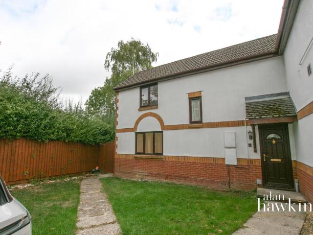 Badger Close, Royal Wootton Bassett, SN4 2 bed semi detached house to rent £1,200 pcm £277 pw