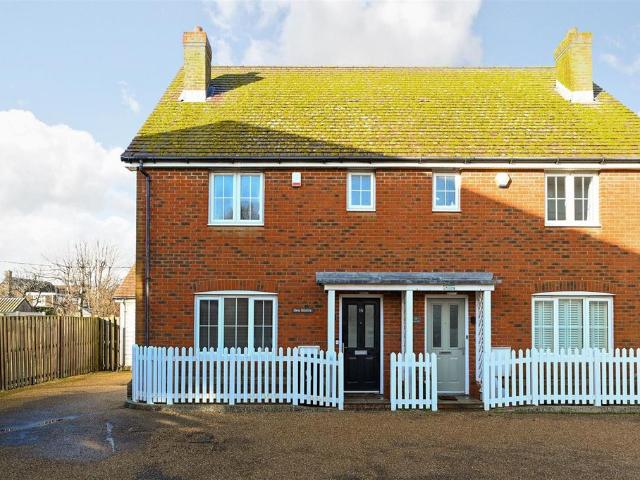 Badger Way, Camber, Rye TN31 7SR 3 bed semi detached house to rent £1,400 pcm £323 pw